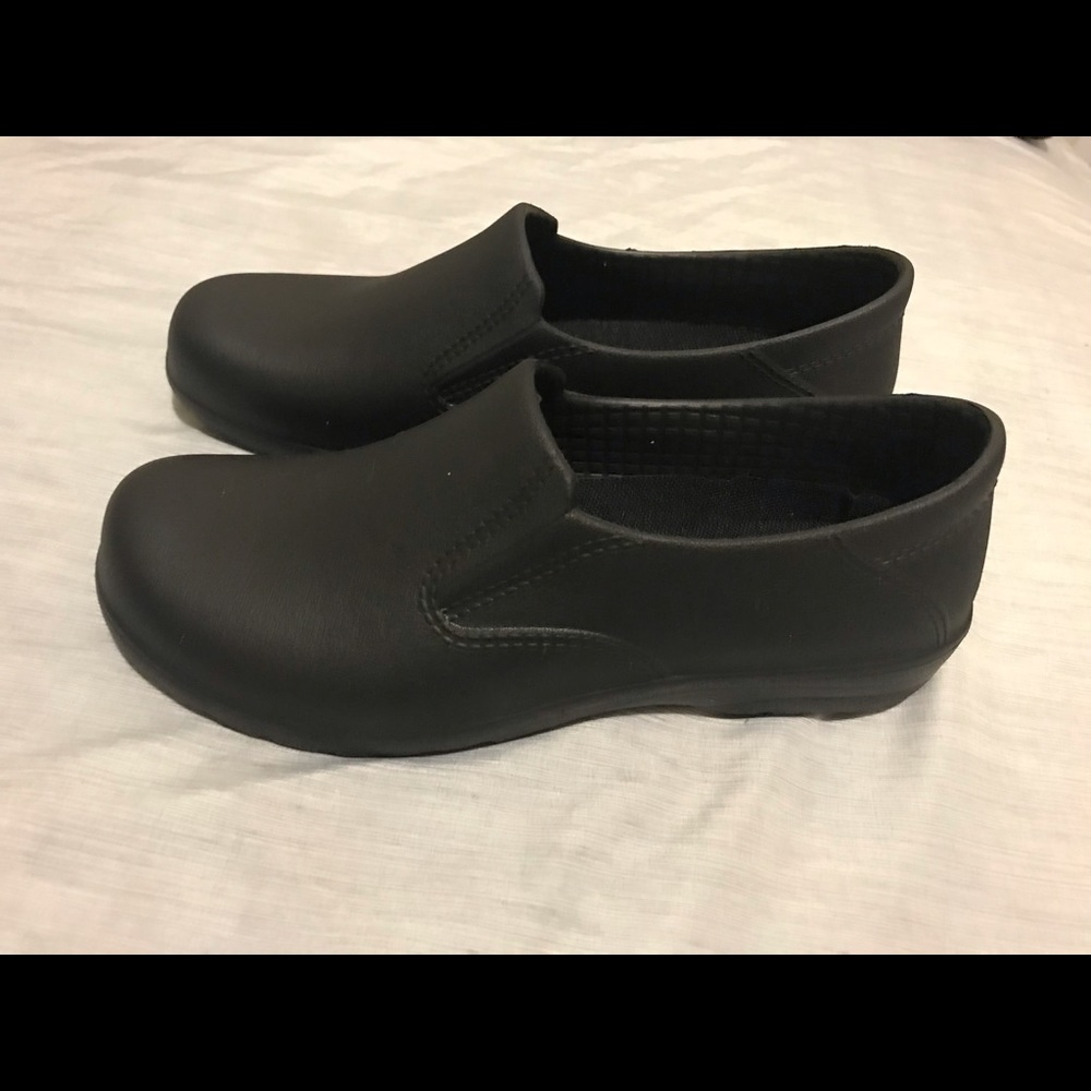 Zapato anti deslizante marca WAKO, size 6.5, color negro.